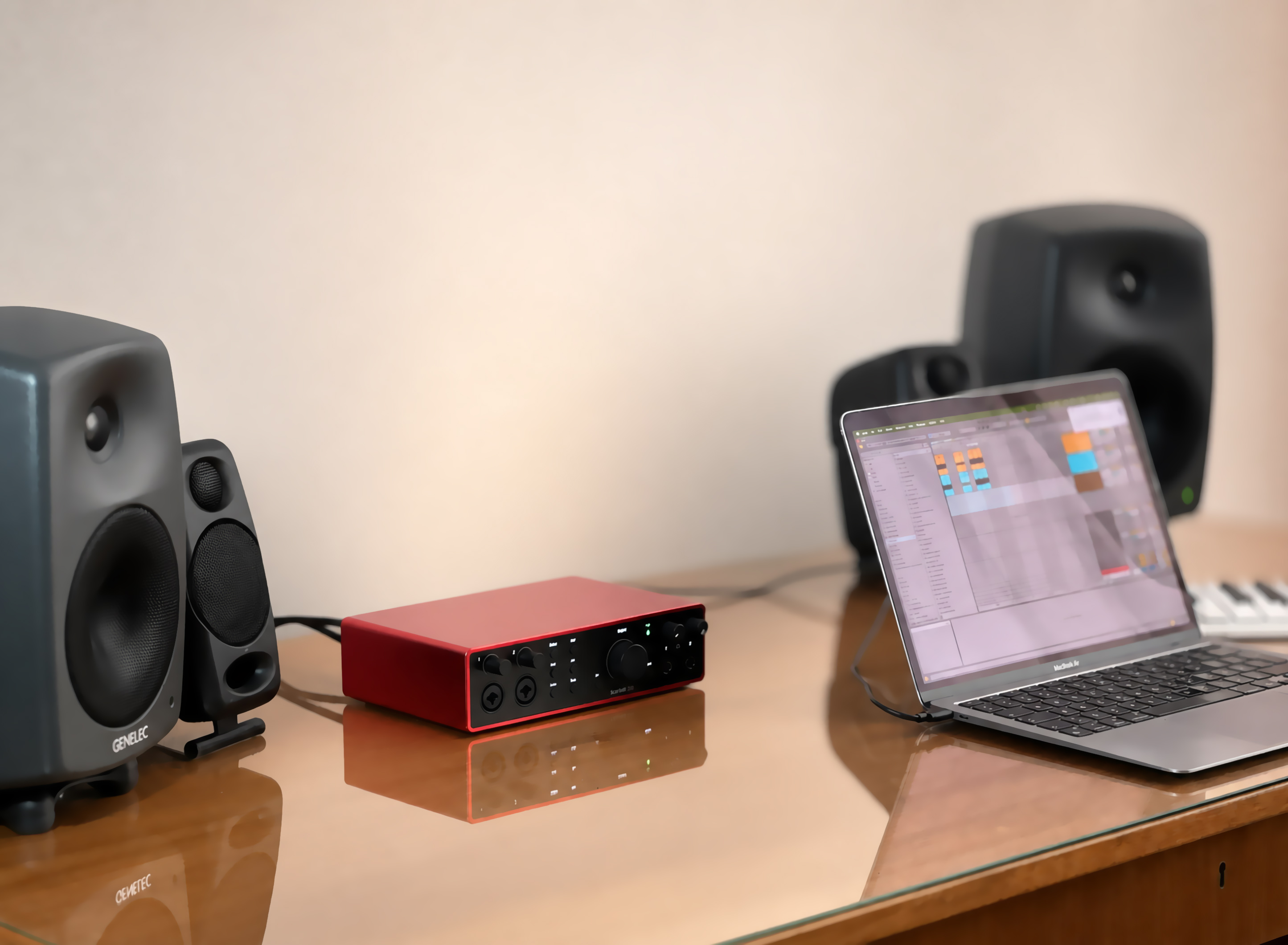 Focusrite Scarlett 16i16 4th Gen verbunden mit einem MacBook Air im VolumeKeys Studio-Testaufbau